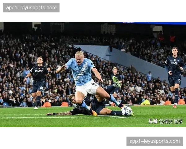 霍芬海姆四后卫平行站位被莱比锡打穿 肋部空间保护不足